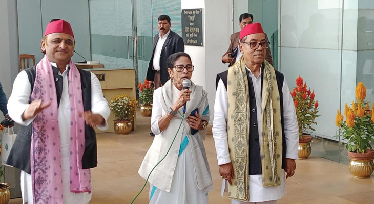 মমতাকে পাশে নিয়ে ফের ইডি পরাজিত হয়েছে দাবি অখিলেশের