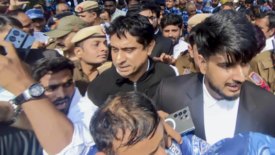 এআই সম্মেলনে টি-শার্ট খুলে বিক্ষোভ:&hellip;