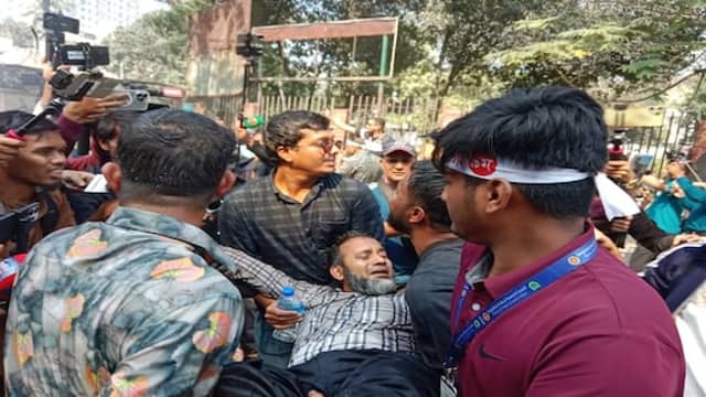 সাধারণ নির্বাচনের আগে রণক্ষেত্র ঢাকা, ইউনূসের বাড়ির সামনে বিক্ষোভ সরকারি কর্মীদের