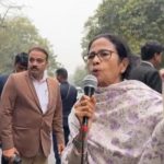 বঙ্গভবন ঘেরাও দিল্লী পুলিশের, মমতার প্রতিবাদে ছাড়লো তারা