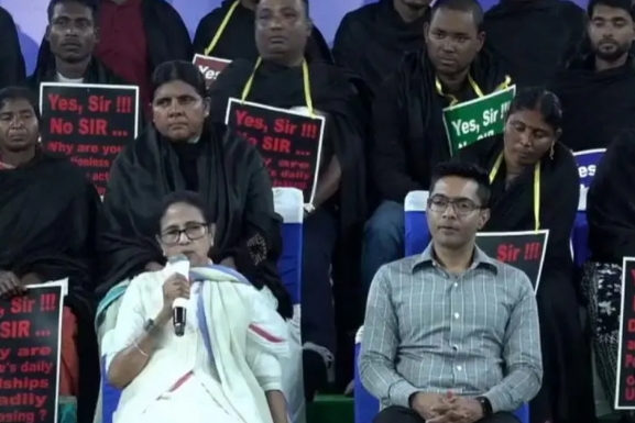 “আঙুল তুলে কথা বলেছিলেন অভিষেকের দিকে” গতকালের বৈঠক প্রসঙ্গে বললেন মমতা