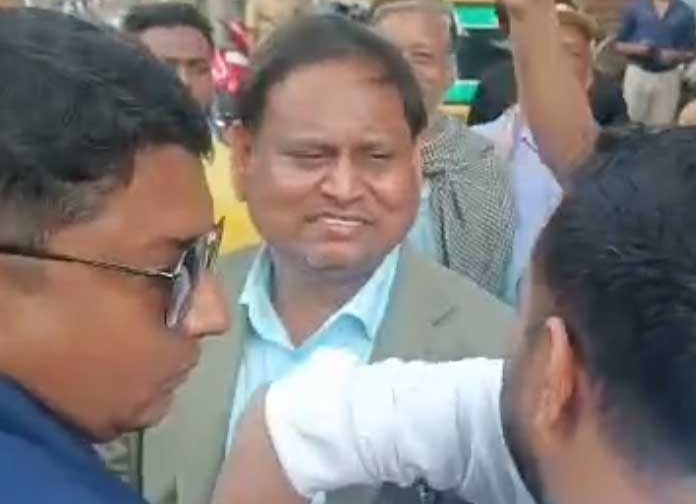 খিদিরপুরে হুমায়ুন কবিরকে ঘিরে বিক্ষোভ, উঠল গো ব্যাক স্লোগান