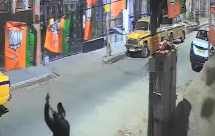 রাতের অন্ধকারে ভবানীপুরে পোড়ানো হচ্ছে বিজেপির পতাকা, ভিডিও প্রকাশ শুভেন্দুর