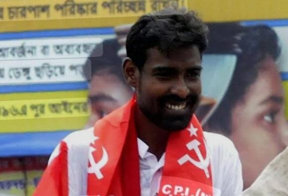 পুরনো ছবি হাতিয়ার করে প্রতীককে কটাক্ষ দলের একাংশের, দেওয়া হল পাল্টাও