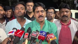 শওকতের গাড়ি নিশানা করে বোমাবাজি, চাঞ্চল্য ভাঙরে