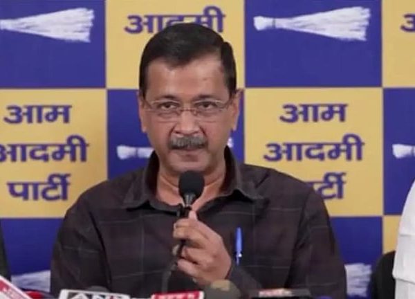 নয়া বিতর্কে কেজরি, তলব করা হলো ফাঁসিঘর বিতর্কে