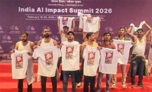 এআই সম্মেলন চলাকালীন টি-শার্ট খুলে কংগ্রেস কর্মীদের বিক্ষোভ