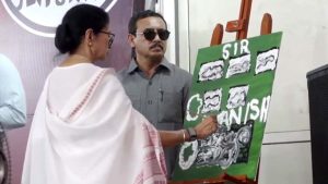 ক্যানভাসে জ্ঞানেশ কুমারকে ভ্যানিশ কুমার কটাক্ষ মমতার