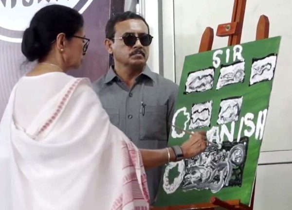 ক্যানভাসে জ্ঞানেশ কুমারকে ভ্যানিশ কুমার কটাক্ষ মমতার