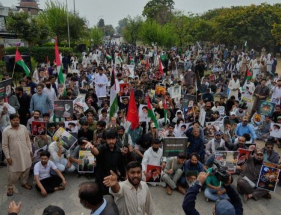 খামেনেইকে হত্যার প্রতিবাদ, পাকিস্তানে বিক্ষোভ শিয়া মুসলিমদের