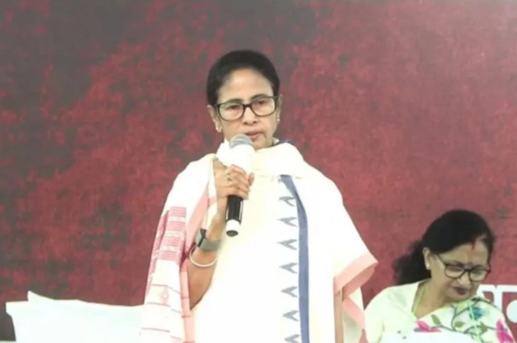 “দিল্লির সরকার ফেলে দেব” ধরনা মঞ্চ থেকে বড় হুঁশিয়ারি মমতার