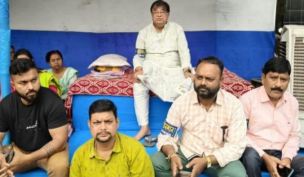 মমতার অবস্থানকে সমর্থন জানিয়ে উদয়নের অনশন