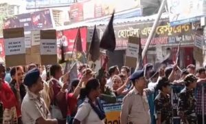মঙ্গলেও বিক্ষোভের মুখে জ্ঞানেশ, চাঞ্চল্য দক্ষিণেশ্বর মন্দির চত্বরে