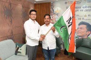 প্রার্থীদের নাম ঘোষণার আগে বড় চমক, তৃণমূলের পতাকা&hellip;