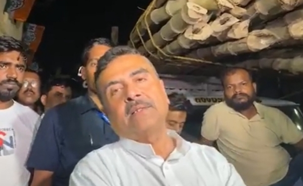 বিজেপি ক্যাম্পের জন্য বাঁশ নিয়ে&hellip;