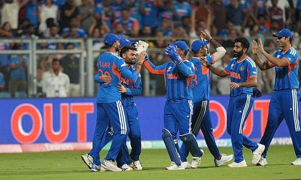 রুদ্ধশ্বাস ম্যাচের সাক্ষী ওয়াংখেড়ে, সামান্য ব্যবধানে জিতে ফাইনালে&hellip;