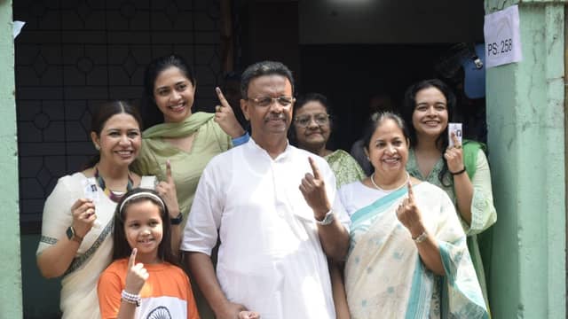 ভোট দিয়ে সমাজমাধ্যমে বার্তা ফিরহাদের, কী বললেন?