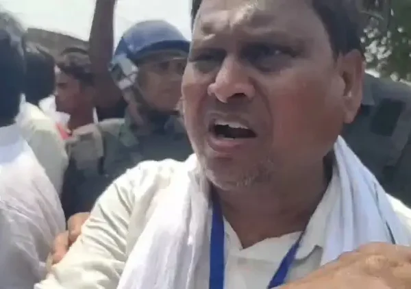 নওদা এলাকায় বিক্ষোভের মুখে পড়েন হুমায়ুন কবির