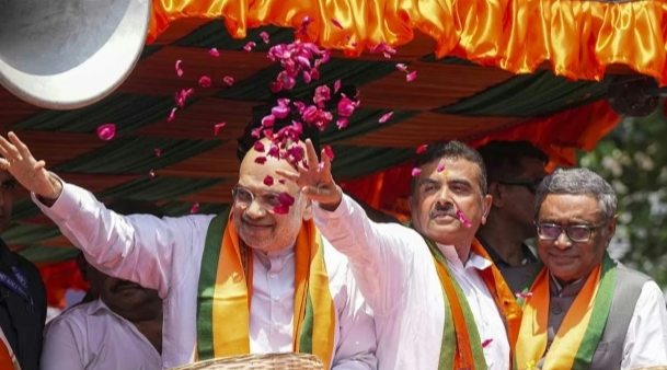 বিজেপির রোড শো ঘিরে বিক্ষোভ মমতার বাড়ির সামনে, মনোনয়ন জমা শুভেন্দুর