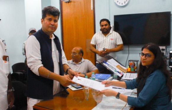 মনোনয়ন জমা দিয়ে জয় নিয়ে আত্মবিশ্বাস প্রকাশ বিধাননগরের কংগ্রেস প্রার্থী রনজিৎ মুখোপাধ্যায়ের