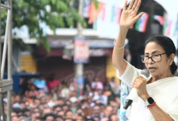 “এত মিথ্যাবাদী ওরা!” সপ্তম পে কমিশন নিয়ে কেন্দ্রকে আক্রমণ মমতার