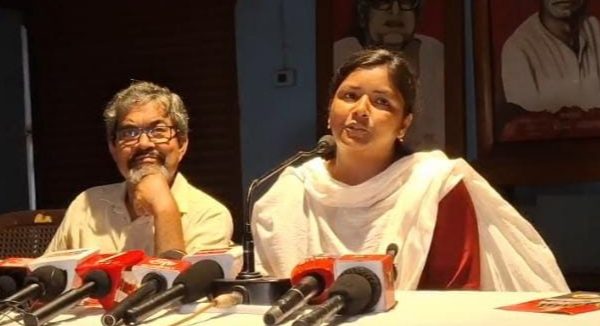 ভোটের মুখে উত্তরপাড়ার জন্য ইস্তেহার প্রকাশ মীনাক্ষীর