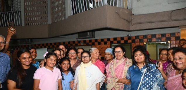 সাধারণ মানুষের সুবিধা-অসুবিধা শুনতে আবাসনে মমতা বন্দ্যোপাধ্যায়, কথা বলার পাশাপাশি তুললেন সেলফি