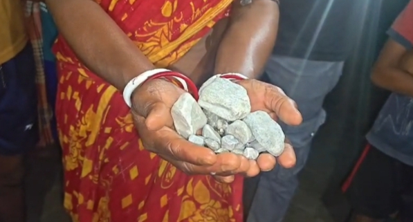 রহস্যময়ভাবে বাড়ির টিনের চালে একের পর এক ঢিল, আতঙ্ক এলাকায়