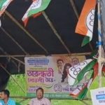 ভোটাধিকার প্রয়োগের আগে তৃণমূল কর্মীদের ক্যাম্পে গল্প সুজন চক্রবর্তীর