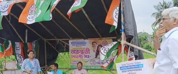 ভোটাধিকার প্রয়োগের আগে তৃণমূল কর্মীদের ক্যাম্পে গল্প সুজন চক্রবর্তীর