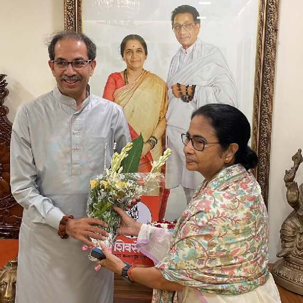 মমতার পাশে উদ্ধব! কী বললেন?