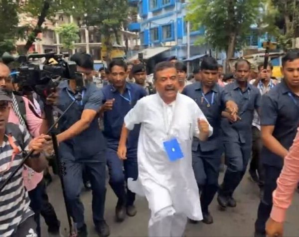 দ্বিতীয় দফার ভোটের দিন রণক্ষেত্রের চেহারা নিল কালীঘাট