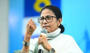 ভাঙা ঘর জোড়া লাগাতে উঠেপড়ে লাগলেন মমতা
