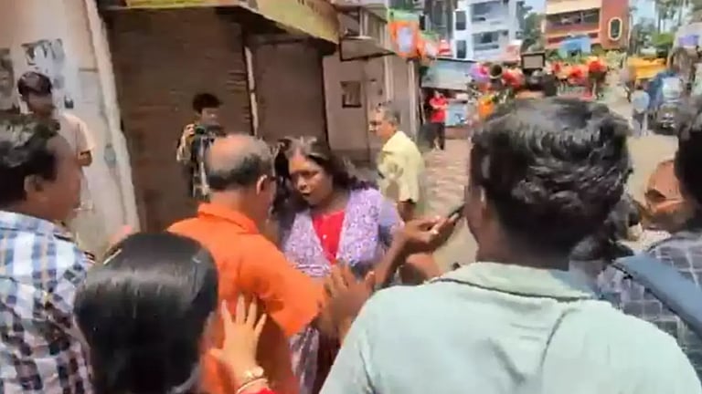 প্রচারে বেরিয়ে বিক্ষোভের সম্মুখীন অভয়ার মা