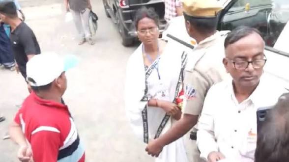 রত্না দেবনাথকে ঘিরে বিক্ষোভ