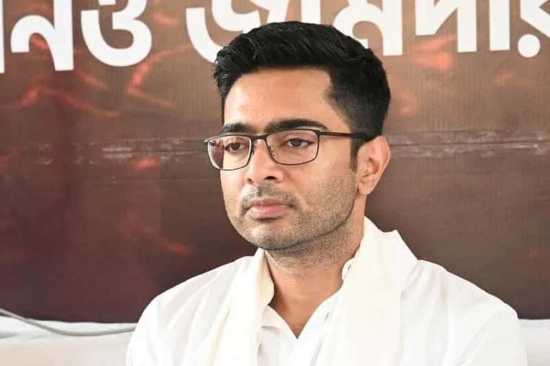 লোকসভায় ভাঙ্গন এড়াতে দিল্লির উদ্দেশ্যে রওনা অভিষেকের