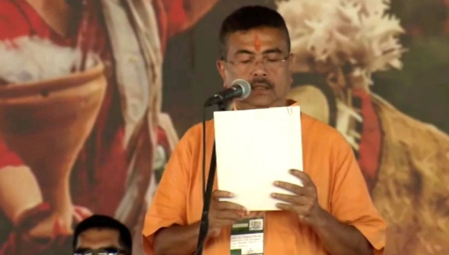 “কবিগুরুর চেতনা ও ভাবনাতে বিকাশ হবে বাংলা ও বাঙালির সংস্কৃতির” শপথগ্রহণের পর বললেন শুভেন্দু