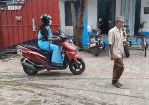 স্কুটি করে থানায় লিখিত অভিযোগ দায়ের স্বপ্নার