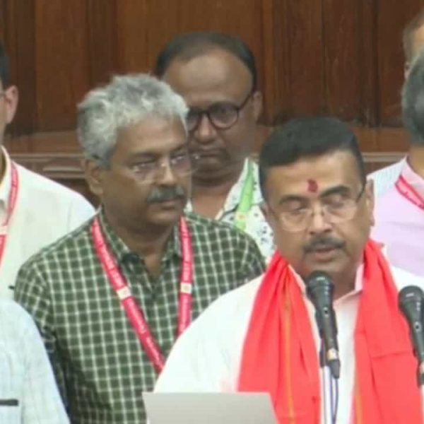মমতা বন্দ্যোপাধ্যায়ের গড়ের বিধায়ক হিসেবে শপথ নিলেন শুভেন্দু…
