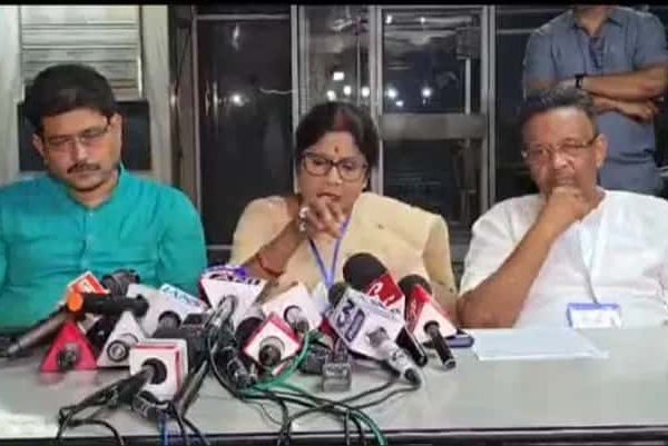 কমিশনের বিরুদ্ধে একাধিক বিস্ফোরক অভিযোগ শশী-ফিরহাদের