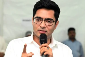 কাকভোরে অভিষেকের পটুয়াপাড়ার বাড়িতে তল্লাশি শালবনি থানার পুলিশের