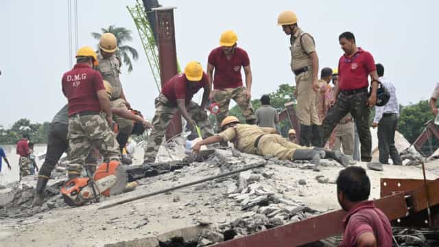 তারাতলায় বিপর্যয়: আপাতত বন্ধ উদ্ধারকাজ