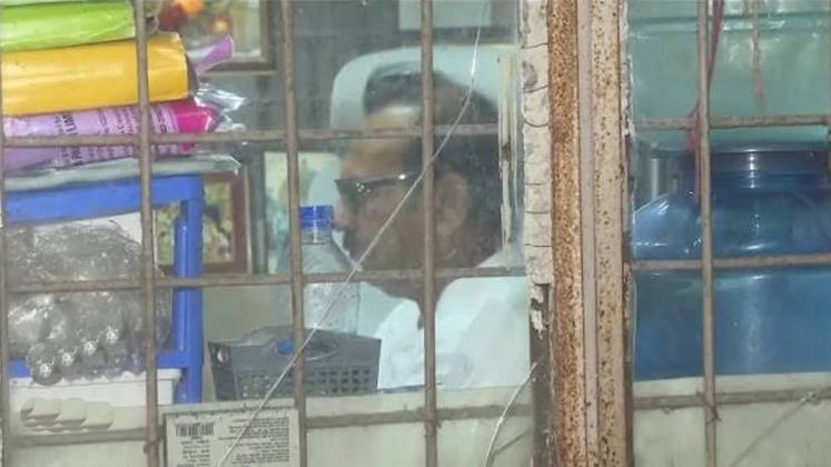 আলিপুর আদালতের অন্দরে অরূপ বিশ্বাস, হাতে ডিম নিয়ে বাইরে বিক্ষোভ