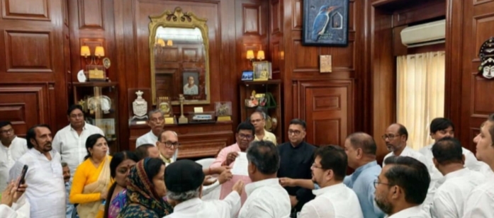 ভেঙে দু’টুকরো তৃণমূল, তৈরি হলো নব তৃণমূল ব্লক