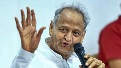 “ইন্দিরার মতো নেতা থাকলে নিষিদ্ধ করতেন বিজেপিকে” বিস্ফোরক মন্তব্য গেহলটের