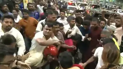 অভিষেকের কলকাতা ফেরার আগেই তৃণমূল-বিজেপি কর্মীদের হাতাহাতি বিমানবন্দর চত্বরে