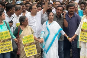 হকার উচ্ছেদের বিরুদ্ধে পথে নেমে প্রতিবাদ মমতার