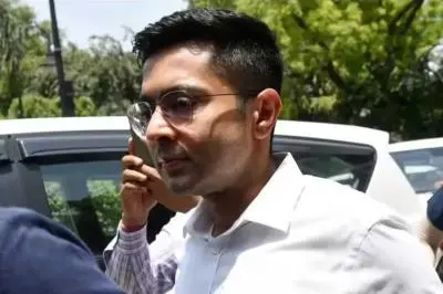 বিমানবন্দরে অভিষেককে লক্ষ্য করে ‘চোর’ স্লোগান