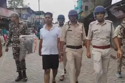 গেঞ্জি-বারমুডা পড়িয়ে জাহাঙ্গিরকে এলাকা ঘোরালো পুলিশ