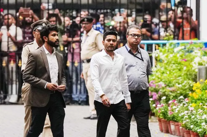 সিআইডির প্রশ্নে মেজাজ হারান অভিষেক, মুখ লুকিয়ে বেরোলেন মমতা বন্দ্যোপাধ্যায়ের বাড়ি থেকে